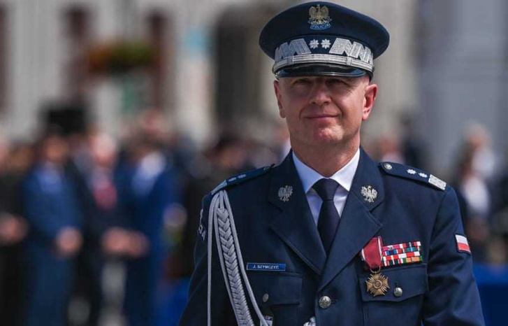 إصابة قائد شرطة بولندا بجروح بعد انفجار هدية توصل بها في أوكرانيا إصابة قائد شرطة بولندا بجروح بعد انفجار هدية توصل بها في أوكرانيا