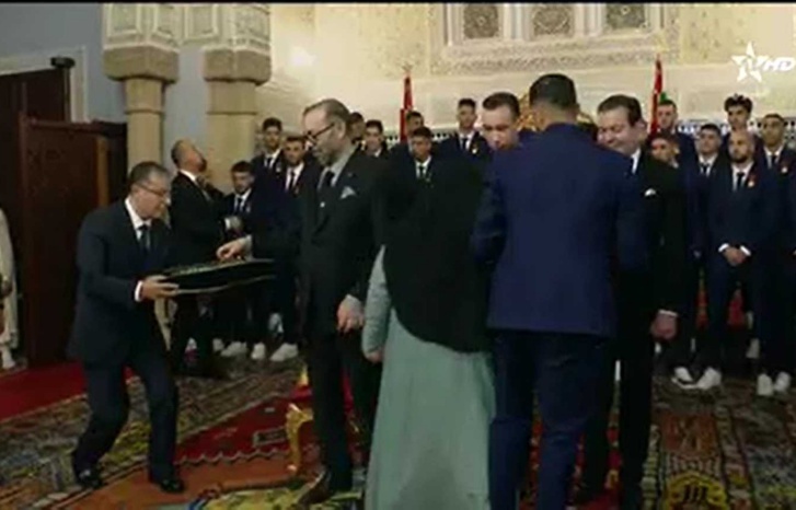 جلالة الملك يستقبل أعضاء المنتخب الوطني ويوشحهم بأوسمة ملكية جلالة الملك يستقبل أعضاء المنتخب الوطني ويوشحهم بأوسمة ملكية