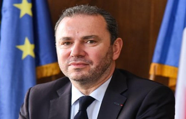 وصول السفير الفرنسي إلى الرباط يؤكد انتهاء أزمة التأشيرات