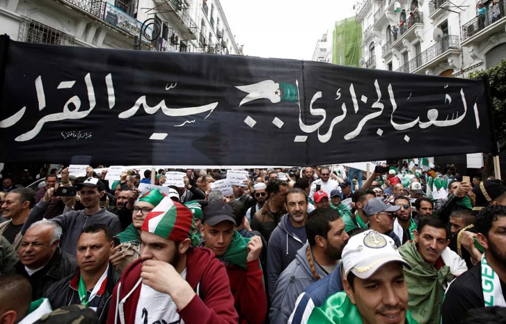 "لوموند".. النظام الجزائري وضع نفسه في مآزق بسبب قمعه حرية الصحافة