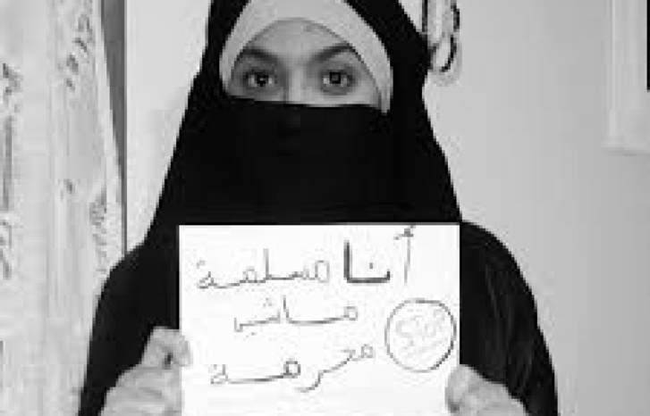 التنمر على لباس الغير يدفع قاصرين برجم منقبة التنمر على لباس الغير يدفع قاصرين برجم منقبة