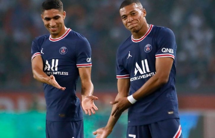 حكيمي ومبابي في زيارة للقصر الكبير حكيمي ومبابي في زيارة للقصر الكبير