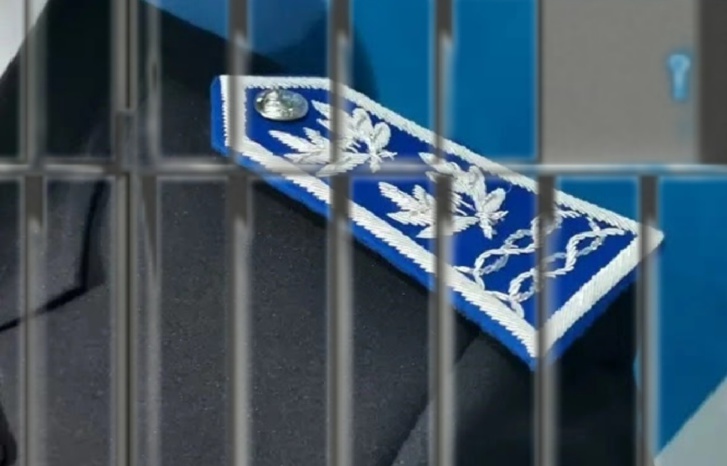 القضاء يرسل "كوميسير" خلف القضبان لثلاث سنوات القضاء يرسل "كوميسير" خلف القضبان لثلاث سنوات