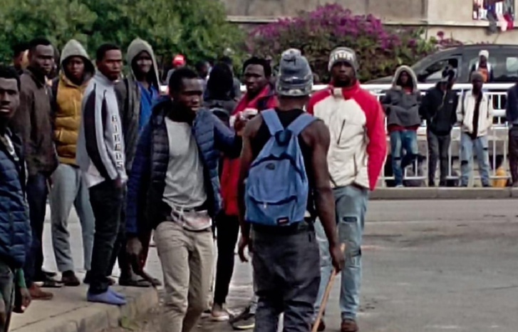 مهاجرون غير نظاميين أفارقة يحتلون حيا بالبيضاء مهاجرون غير نظاميين أفارقة يحتلون حيا بالبيضاء