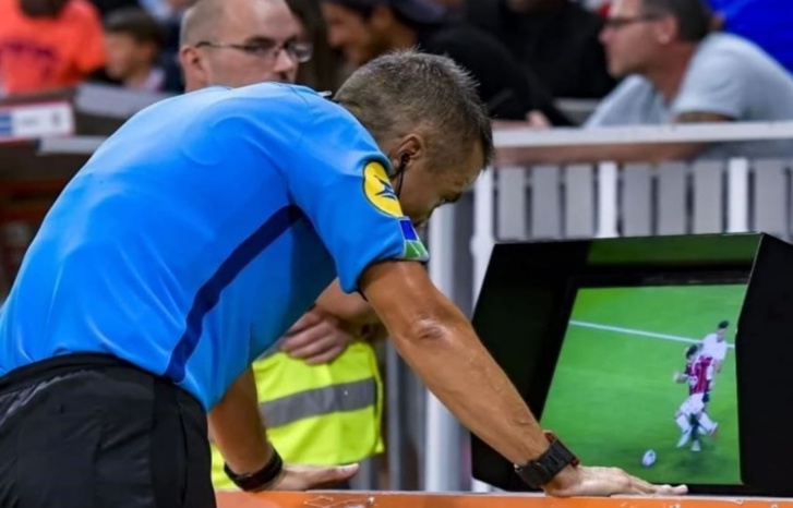 "الفيفا" يُلزم الحكام بقرار جديد يطبق بداية من كأس العالم للأندية في المغرب "الفيفا" يُلزم الحكام بقرار جديد يطبق بداية من كأس العالم للأندية في المغرب