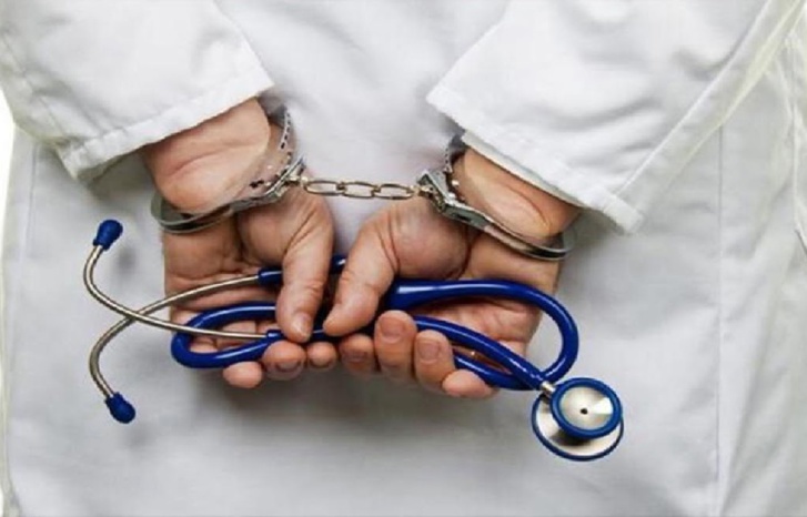 التحقيق مع طبيب في تهمة تسليم شواهد طبية "وهمية" مقابل المال