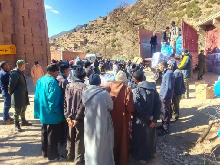 موجة البرد القارس.. انطلاقة عملية توزيع مواد غذائية أساسية وأغطية بجماعة ايت عباس