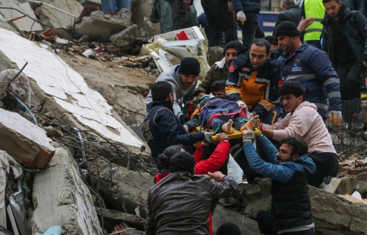 284 قتيلا وأكثر من 2300 مصابا في زلزال بتركيا 284 قتيلا وأكثر من 2300 مصابا في زلزال بتركيا