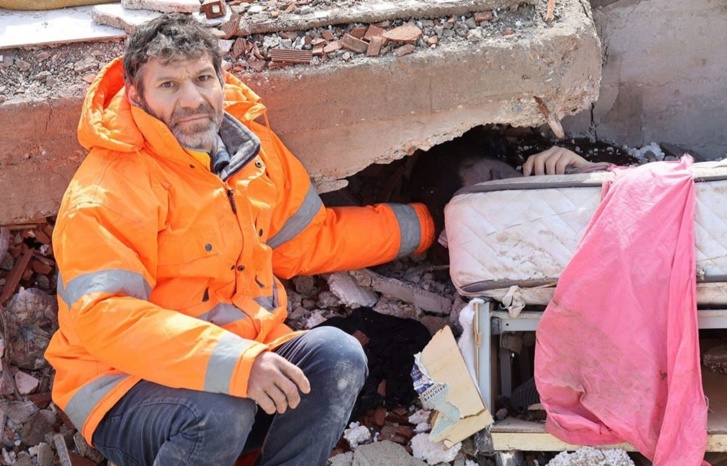 مشاهد تهز الجبال.. قصص وحكايات حزينة تحت ركام الزلزال المدمر مشاهد تهز الجبال.. قصص وحكايات حزينة تحت ركام الزلزال المدمر