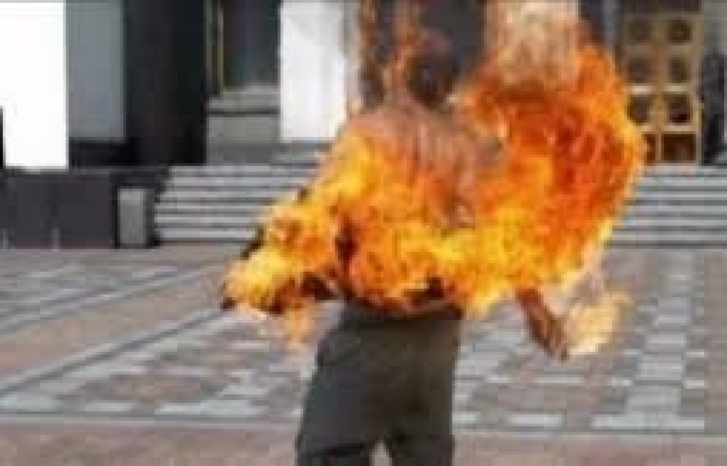 سرقة هاتف نقال تقود شخصا لإضرام النار في جسده أمام مقر شرطة بالبيضاء سرقة هاتف نقال تقود شخصا لإضرام النار في جسده أمام مقر شرطة بالبيضاء