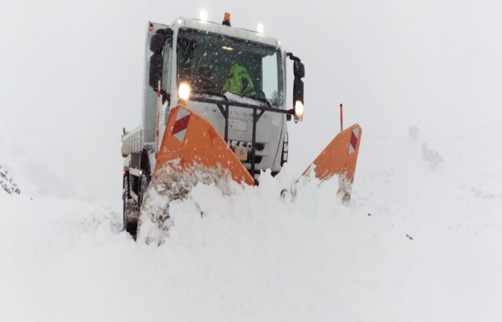 مديرية التجهيز والماء بأزيلال والمجالس المنتخبة يفلحان في فتح الطرق المغلقة بسبب الثلوج مديرية التجهيز والماء بأزيلال والمجالس المنتخبة يفلحان في فتح الطرق المغلقة بسبب الثلوج