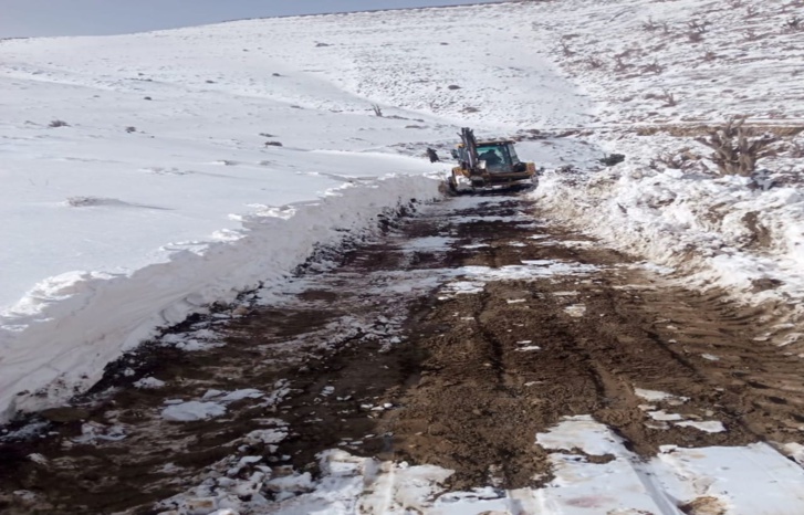 مديرية التجهيز والماء بأزيلال والمجالس المنتخبة يفلحان في فتح الطرق المغلقة بسبب الثلوج مديرية التجهيز والماء بأزيلال والمجالس المنتخبة يفلحان في فتح الطرق المغلقة بسبب الثلوج