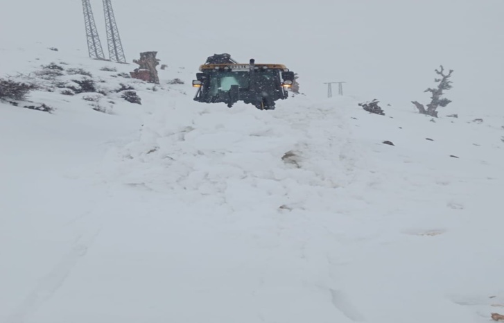 مديرية التجهيز والماء بأزيلال والمجالس المنتخبة يفلحان في فتح الطرق المغلقة بسبب الثلوج مديرية التجهيز والماء بأزيلال والمجالس المنتخبة يفلحان في فتح الطرق المغلقة بسبب الثلوج