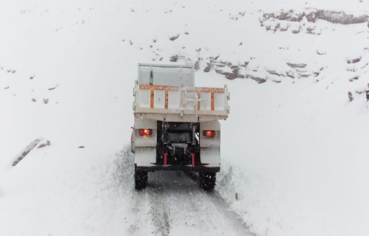 مديرية التجهيز والماء بأزيلال والمجالس المنتخبة يفلحان في فتح الطرق المغلقة بسبب الثلوج مديرية التجهيز والماء بأزيلال والمجالس المنتخبة يفلحان في فتح الطرق المغلقة بسبب الثلوج