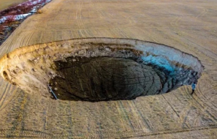 حفرة غريبة يحدثها زلزال تركيا تشد أنظار العالم حفرة غريبة يحدثها زلزال تركيا تشد أنظار العالم