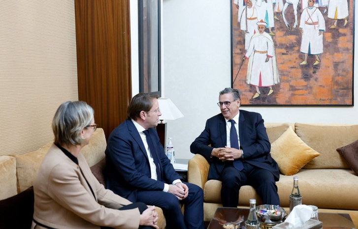 أخنوش يتباحث مع المفوض الأوروبي المكلف بسياسة الجوار والتوسع أخنوش يتباحث مع المفوض الأوروبي المكلف بسياسة الجوار والتوسع