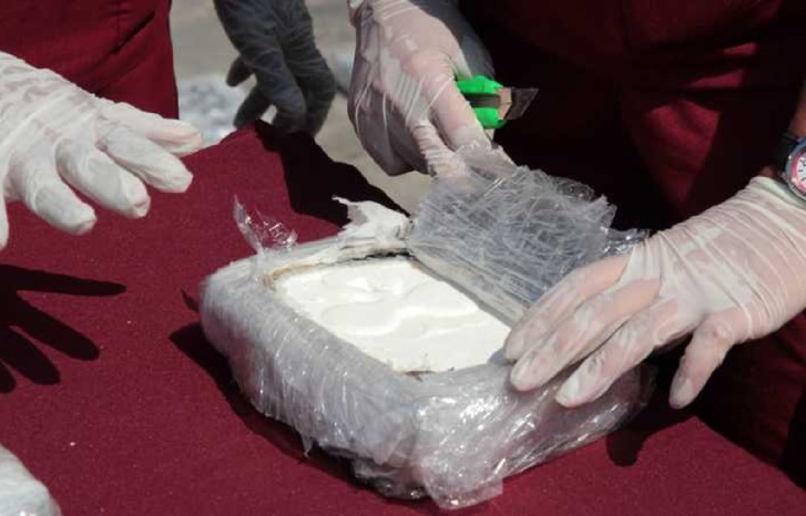 أمن الناظور يحبط عملية تهريب شحنة كبيرة من الكوكايين والهروين أمن الناظور يحبط عملية تهريب شحنة كبيرة من الكوكايين والهروين