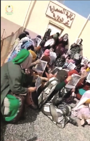نساء المخيمات في وقفة احتجاجية تحاصر مقرا اداريا لجبهة البوليساريو بتندوف نساء المخيمات في وقفة احتجاجية تحاصر مقرا اداريا لجبهة البوليساريو بتندوف