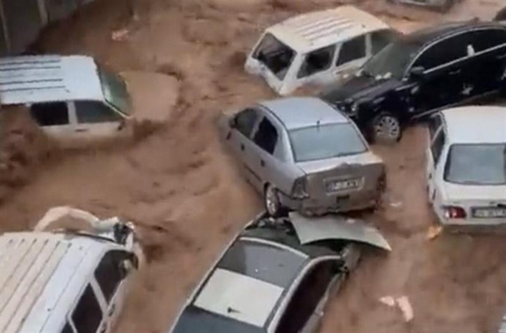 بعد الزلزال المدمر.. قتلى في فيضانات قوية تضرب تركيا