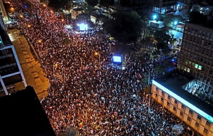 إسرائيل تشتعل.. تهديد بإسقاط الحكومة ونتنياهو يؤجل خطاب تجميد الإصلاح القضائي إسرائيل تشتعل.. تهديد بإسقاط الحكومة ونتنياهو يؤجل خطاب تجميد الإصلاح القضائي