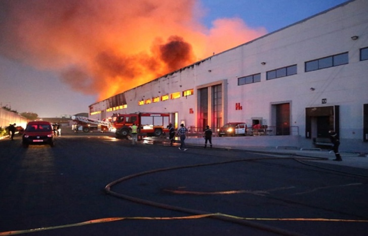 حريق مهول بمستودع لشركة تصنيع السيارات بالقنيطرة حريق مهول بمستودع لشركة تصنيع السيارات بالقنيطرة