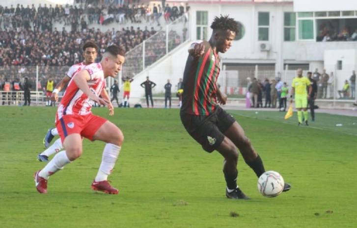 الجيش يستعيد الصدارة بفوز مثير على المغرب التطواني الجيش يستعيد الصدارة بفوز مثير على المغرب التطواني