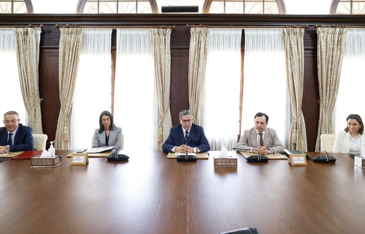 رئيس الحكومة يتدارس الآليات الكفيلة بتحسين القدرة الشرائية للمواطنين رئيس الحكومة يتدارس الآليات الكفيلة بتحسين القدرة الشرائية للمواطنين