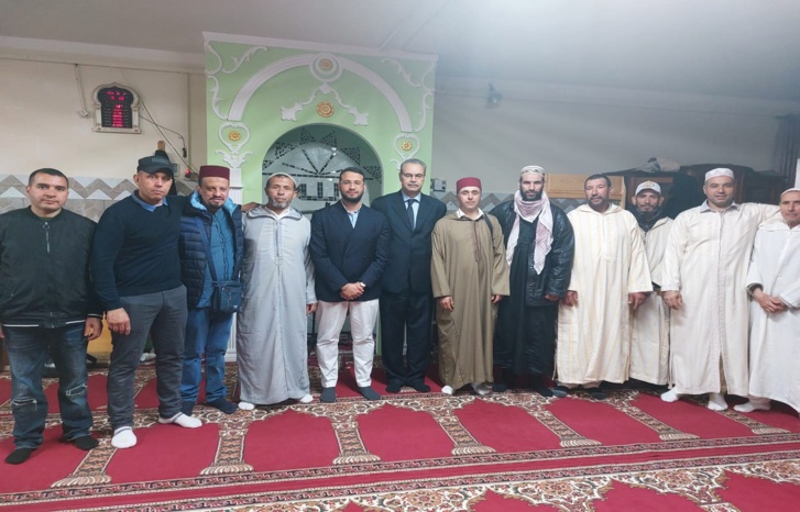 مغاربة نابولي الإيطالية يحتفلون بعيـد الفطر بحضور القنصل المغربي وعمدة المدينة مغاربة نابولي الإيطالية يحتفلون بعيـد الفطر بحضور القنصل المغربي وعمدة المدينة