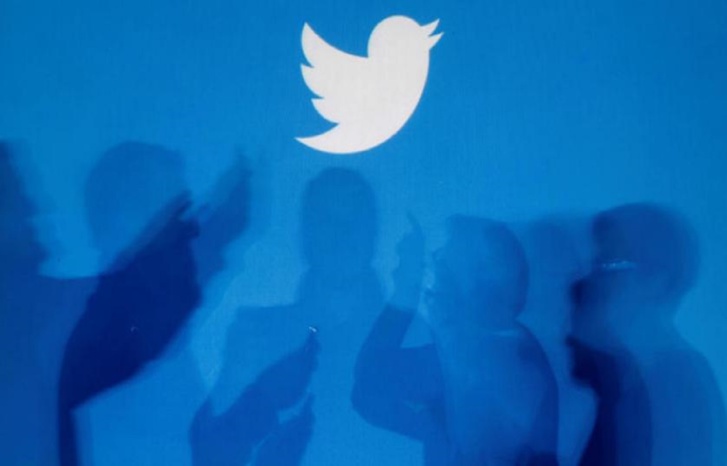 منصة تويتر تسقط علامة "ممول من الحكومة" عن حسابات إعلامية