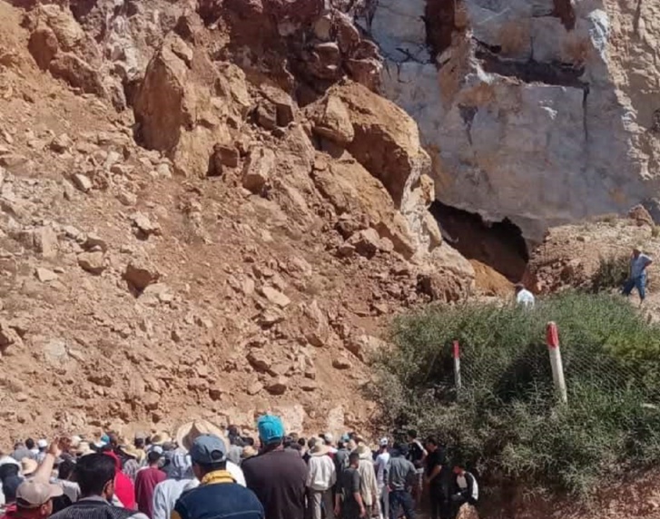 مصرع شخصين وإصابة آخرين إثر انهيار "مقلع" في خنيفرة مصرع شخصين وإصابة آخرين إثر انهيار "مقلع" في خنيفرة