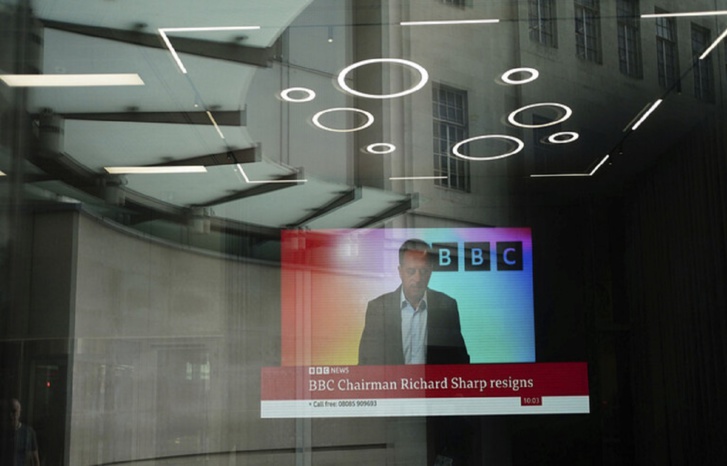 رئيس هيئة الـ "BBC" يعلن استقالته على خلفية ترتيب قرض لرئيس الوزراء الأسبق رئيس هيئة الـ "BBC" يعلن استقالته على خلفية ترتيب قرض لرئيس الوزراء الأسبق