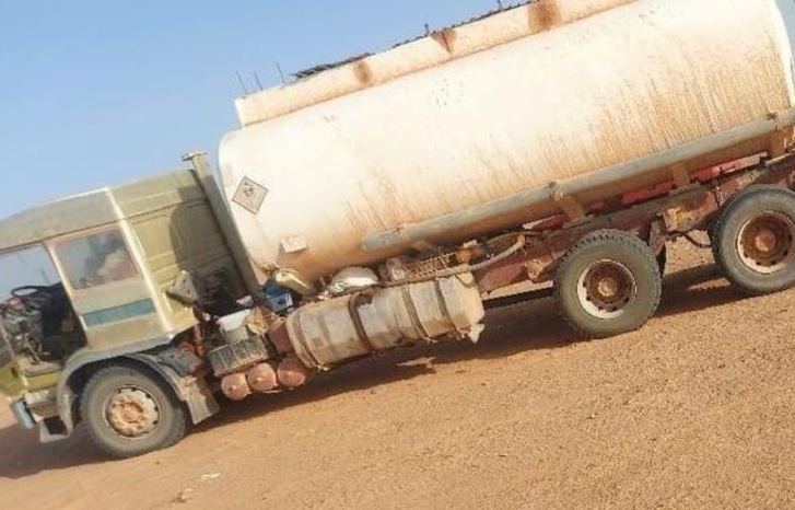 شباب مخيمات تندوف يوقف شاحنات وقود مهربة في ملكية «وزير» بالبوليساريو شباب مخيمات تندوف يوقف شاحنات وقود مهربة في ملكية «وزير» بالبوليساريو