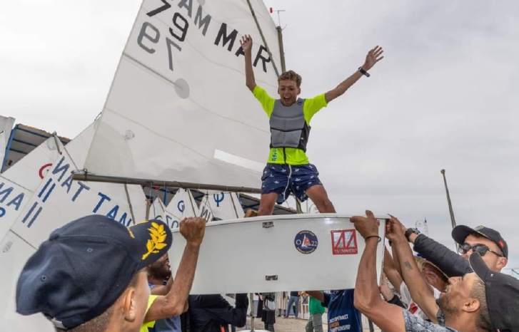 علم المغرب يرفرف عاليا في بوديوم الشراع بالمضيق علم المغرب يرفرف عاليا في بوديوم الشراع بالمضيق
