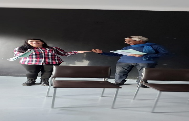 مسرحية "الكراسي" تتجول مسرحية "الكراسي" تتجول