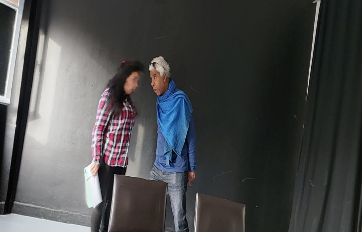 مسرحية "الكراسي" تتجول مسرحية "الكراسي" تتجول