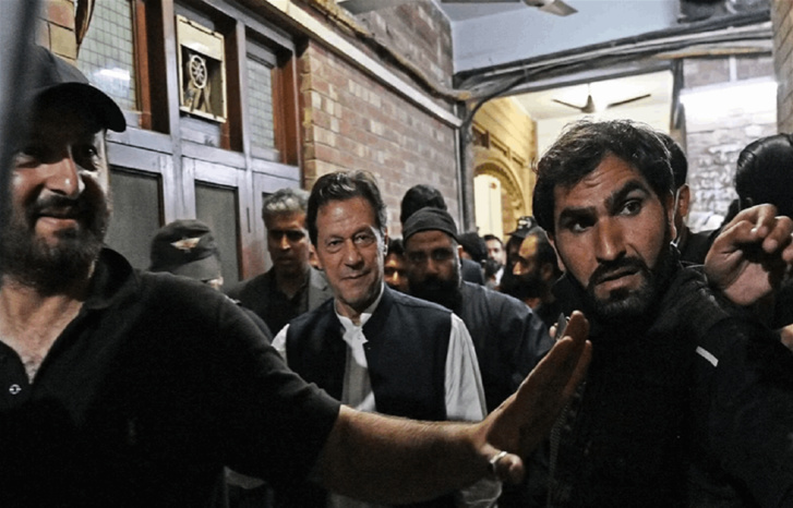 الإفراج عن رئيس وزراء باكستان السابق بعد احتجاجات عنيفة بالبلاد الإفراج عن رئيس وزراء باكستان السابق بعد احتجاجات عنيفة بالبلاد