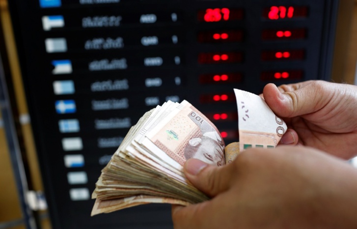 الدرهم يعوم بين الارتفاع والانخفاض مقابل كل من اليورو والدولار الدرهم يعوم بين الارتفاع والانخفاض مقابل كل من اليورو والدولار