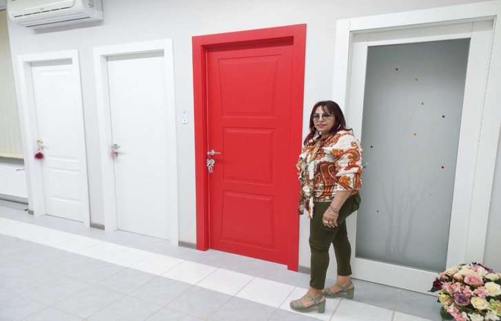 فاطنة الفيداوي.. قصة نجاح امرأة مغربية ساهمت في تغيير مستقبل الصناعة المرتبطة بالأبواب الخشبية في إيطاليا فاطنة الفيداوي.. قصة نجاح امرأة مغربية ساهمت في تغيير مستقبل الصناعة المرتبطة بالأبواب الخشبية في إيطاليا