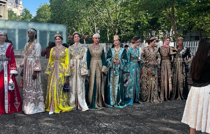 القفطان المغربي يخطف الأضواء في احتفالية اليونيسكو بباريس القفطان المغربي يخطف الأضواء في احتفالية اليونيسكو بباريس