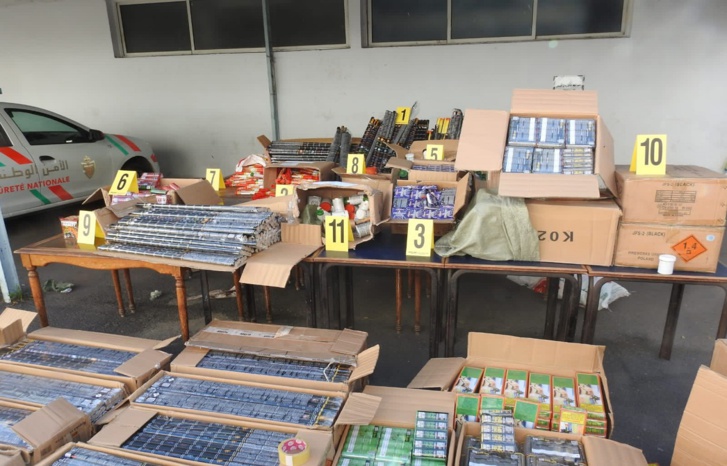 توقيف أب وابنه بسبب حيازة وترويج المفرقعات والشهب النارية المهربة توقيف أب وابنه بسبب حيازة وترويج المفرقعات والشهب النارية المهربة