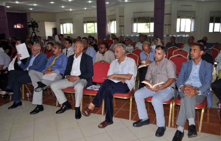 النقيب عبد الرحيم الجامعي يوقع كتابه النقيب عبد الرحيم الجامعي يوقع كتابه