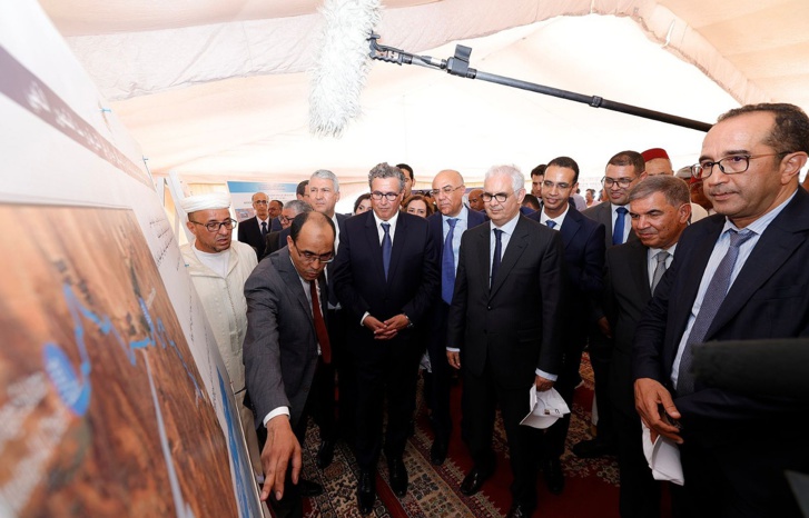 أخنوش يتفقد رفقة وفد وزاري مشاريع اجتماعية واقتصادية وفلاحية بإقليم زاكورة أخنوش يتفقد رفقة وفد وزاري مشاريع اجتماعية واقتصادية وفلاحية بإقليم زاكورة