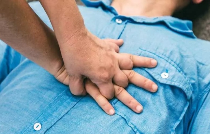 سكتة قلبية تخطف موظفا بالمحكمة الإبتدائية بالحسيمة سكتة قلبية تخطف موظفا بالمحكمة الإبتدائية بالحسيمة