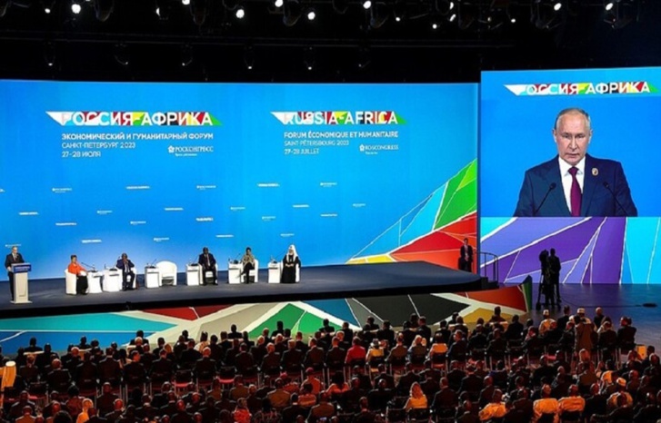 رئيس روسيا يُعْلِن توقيع صفقات عسكرية مع 40 دولة أفريقية + البيان الختامي لقمة روسيا-أفريقيا رئيس روسيا يُعْلِن توقيع صفقات عسكرية مع 40 دولة أفريقية + البيان الختامي لقمة روسيا-أفريقيا