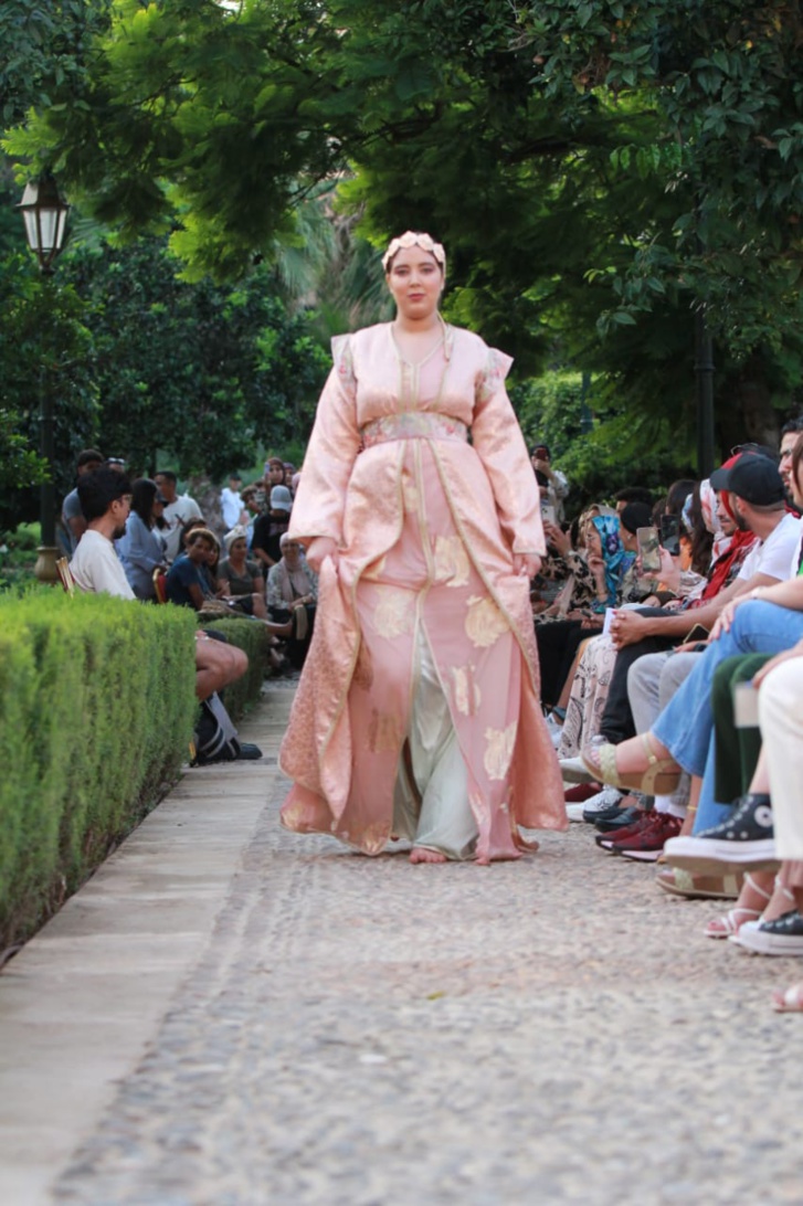 بحدائق الاوداية الساحرة.. مصممون يعرضون أزياء عصرية تحاكي الثقافة المغربية بحدائق الاوداية الساحرة.. مصممون يعرضون أزياء عصرية تحاكي الثقافة المغربية