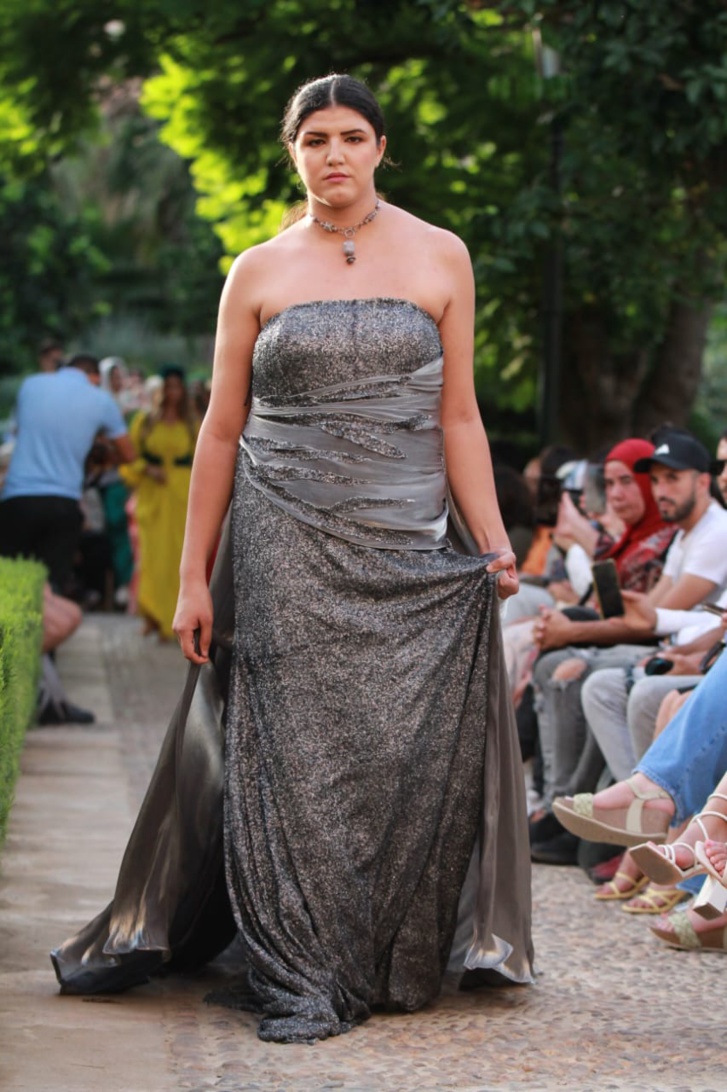 بحدائق الاوداية الساحرة.. مصممون يعرضون أزياء عصرية تحاكي الثقافة المغربية بحدائق الاوداية الساحرة.. مصممون يعرضون أزياء عصرية تحاكي الثقافة المغربية