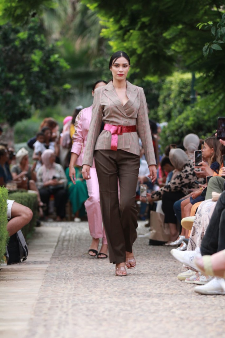 بحدائق الاوداية الساحرة.. مصممون يعرضون أزياء عصرية تحاكي الثقافة المغربية بحدائق الاوداية الساحرة.. مصممون يعرضون أزياء عصرية تحاكي الثقافة المغربية