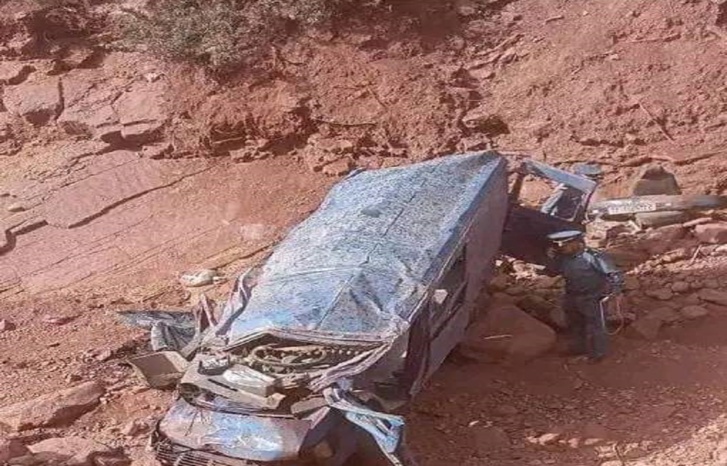 بالصور.. عشرات القتلى في فاجعة انقلاب سيارة للنقل المزدوج بأزيلال بالصور.. عشرات القتلى في فاجعة انقلاب سيارة للنقل المزدوج بأزيلال