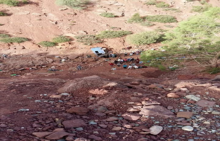 بالصور.. عشرات القتلى في فاجعة انقلاب سيارة للنقل المزدوج بأزيلال بالصور.. عشرات القتلى في فاجعة انقلاب سيارة للنقل المزدوج بأزيلال