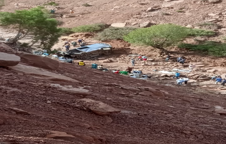 بالصور.. عشرات القتلى في فاجعة انقلاب سيارة للنقل المزدوج بأزيلال بالصور.. عشرات القتلى في فاجعة انقلاب سيارة للنقل المزدوج بأزيلال
